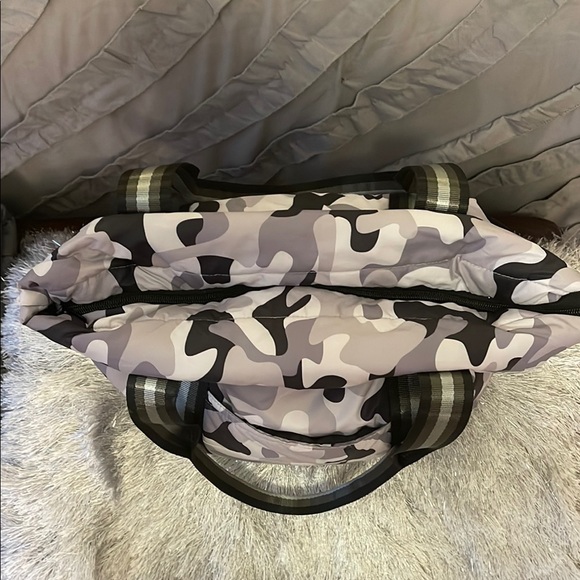 HAUTE SHORE Black, Gray and White Puffer Bag - Picture 3 of 7